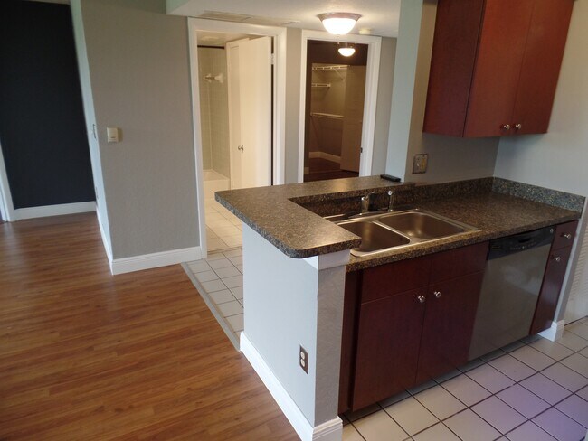 2881 N Oakland Forest Dr unit 110, Oakland Park, FL 33309 - photo 4