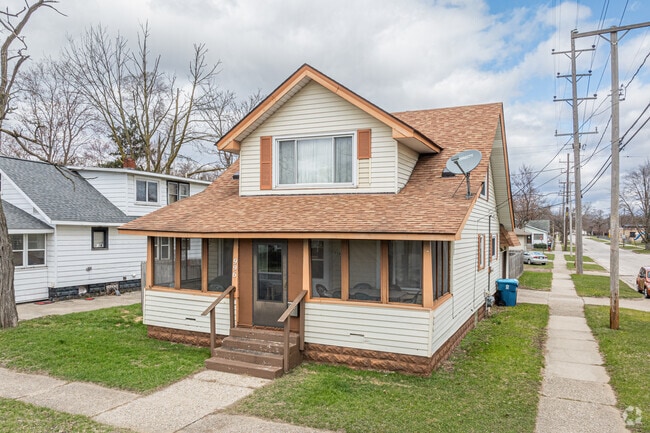 Bungalow-style houses are one of the main styles of homes in the Oakview neighborhood.