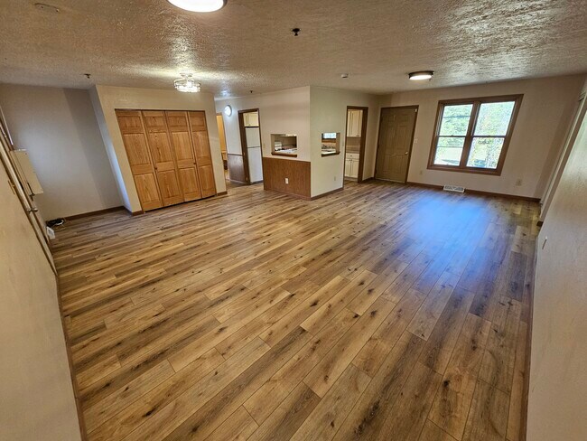 531 Lakeshore Ct, Weyauwega, WI 54983 - photo 6