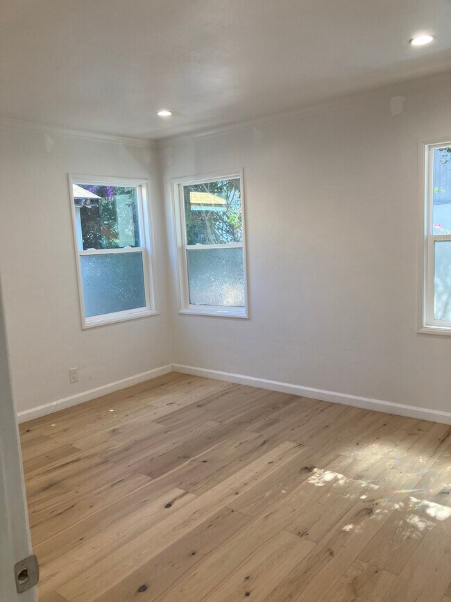 10847 Hesby St, North Hollywood, CA 91601 - photo 4