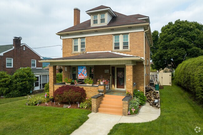 In Springdale, one can see foursquare homes which were popular in the 1920s.