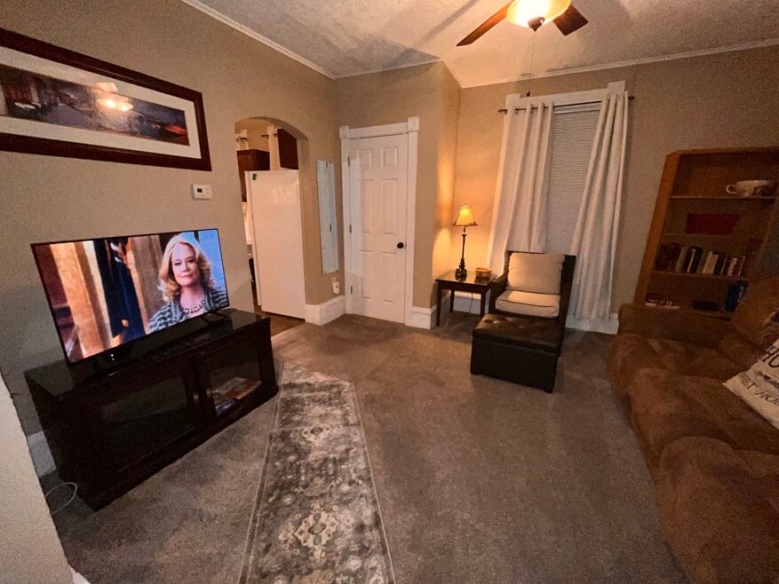 2002 W 4th St unit A, Davenport, IA 52802 - photo 1