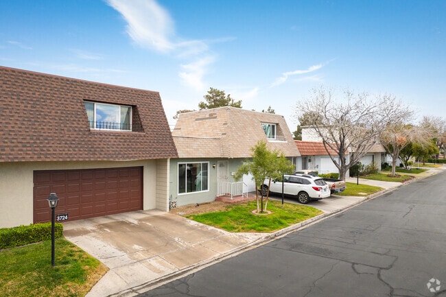 Townhouses show off their petite but stylish presence in Paradise Valley East.