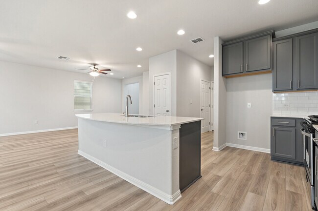 122 Dogvane Cir unit 36488101, Kyle, TX 78740 - photo 6