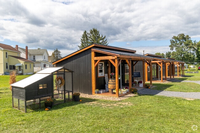 Small pop up shops are located in the area behind Coffee on 3rd in Foot of Ten.