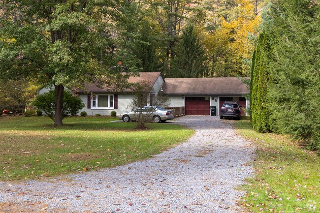 Ranch‑style homes appear frequently across Plunketts Creek.