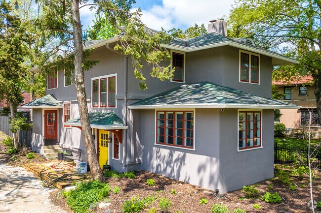 Prairie School is another architectural style of home found in River Bend.