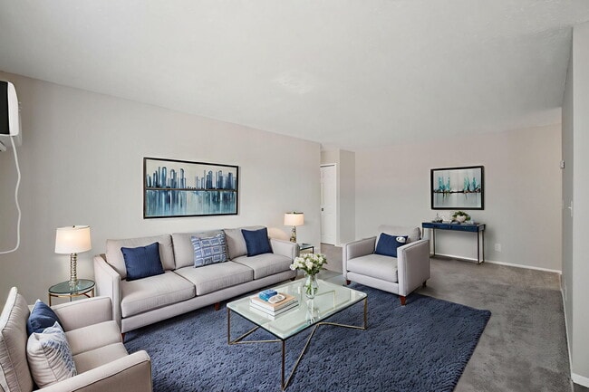 Rochester Square, Rochester, MI 48307 - photo 3