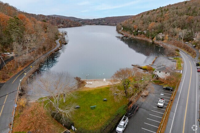 The Washington Town Beach services Washington and New Preston residents.