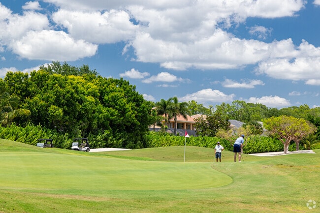 Arrowhead-Island Walk golfers will love the proximity to a full 18-hole course.