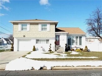 128 Cedar St, Freeport, NY 11520