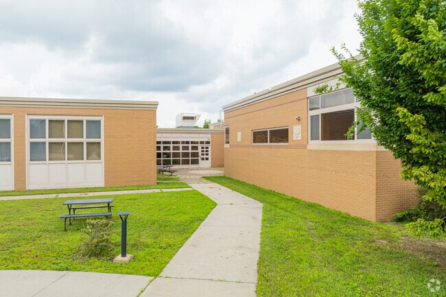 Kelly STEAM Magnet Middle School has a niche score of C-.