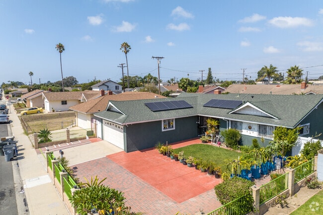 Many Bryce Canyon homes feature front fences.