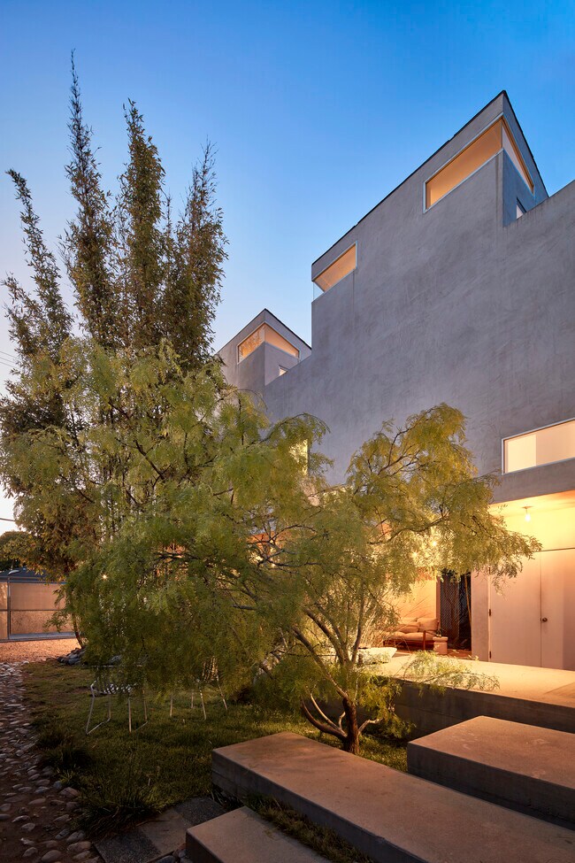 703 Palms Blvd, Venice, CA 90291