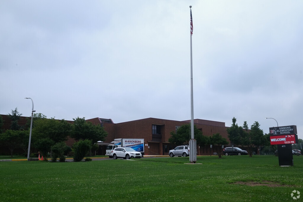 Simmons Elementary School serves almost 700 students from kindergarten through fifth grade.