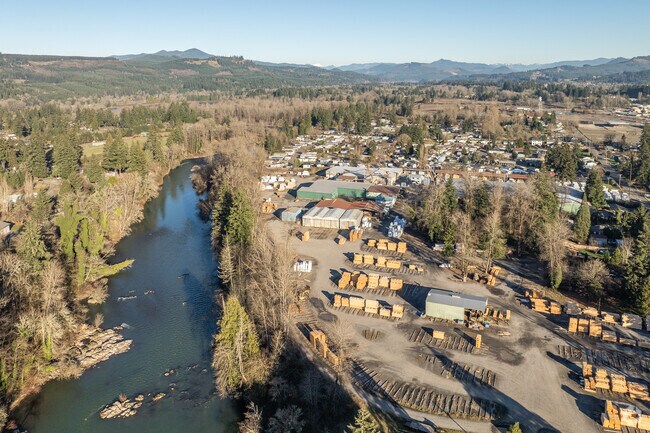 The Santiam River runns along the north side of Sweet Home.