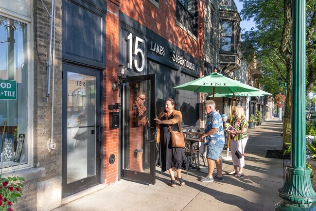 Heron Harbor has proximity to Downtown Antioch, and offers fine dining at 15 Lakes Steakhouse.