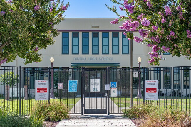 Dinuba High School serves grades 9-12 in Dinuba.
