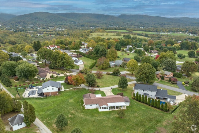 In South Union, open yards add to the neighborly feel of the town.