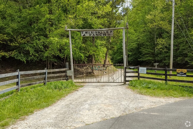 Twin Valley Ranch is a bed and breakfast horse ranch in Walland.