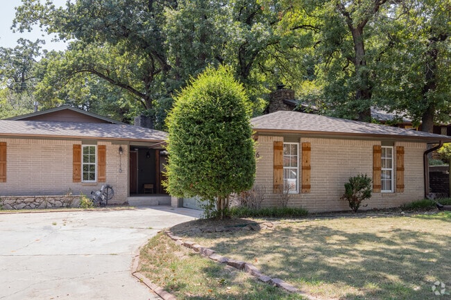You can spot modest ranch-style homes in the Sycamore Creek area.