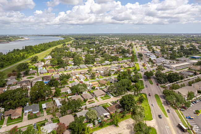 Jefferson Highway is the main traffic corridor in River Ridge.