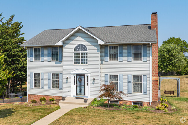 The quiet residential streets of Reherd Acres are filled with Traditional style homes.