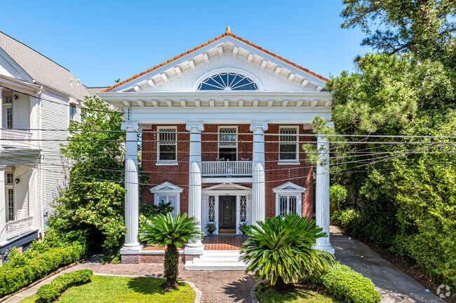 Greek revival-style mansions can be found in Milan.