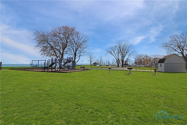 206 W Lakeshore Dr unit 206 Lakeshore Unit C, Port Clinton, OH 43452 - photo 3