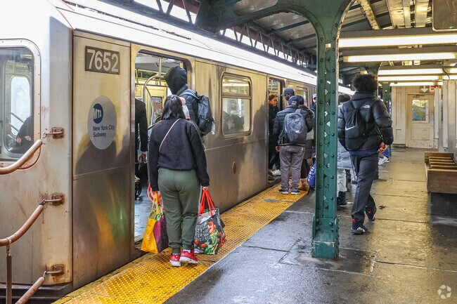 The number 4 subway train stops at Burnside Avenue in Mount Hope.