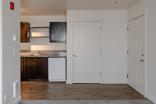 D STREET APARTMENTS - PORTLAND, OR