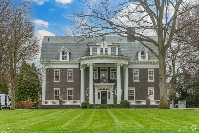 The historic homes down high street vary from large lots to smaller homes.