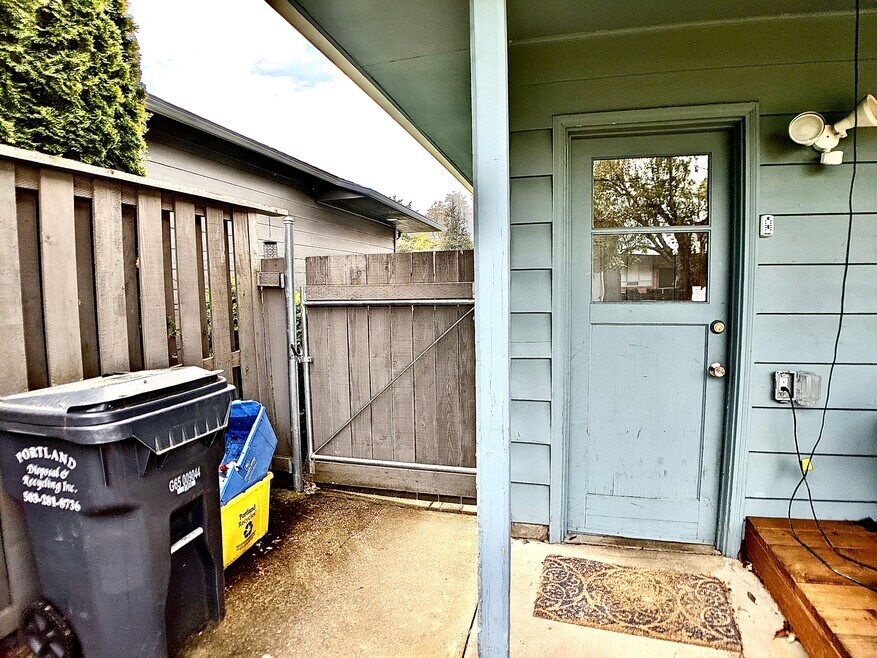 5404 NE 54th Ave unit B, Portland, OR 97218 - photo 1