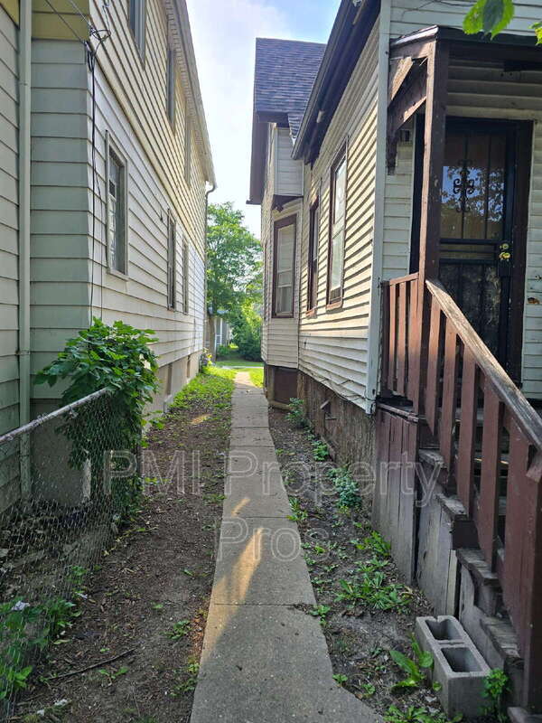 2626 N 24th St, Milwaukee, WI 53206 - photo 4
