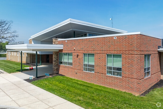 Hamilton Elementary School has a student-teacher ratio of 13 to 1.