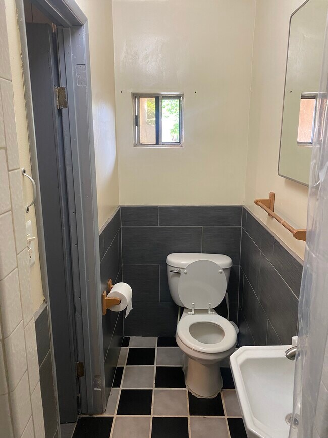 4112 Santa Ana St unit Studio /small kitche, South Gate, CA 90280 - photo 3