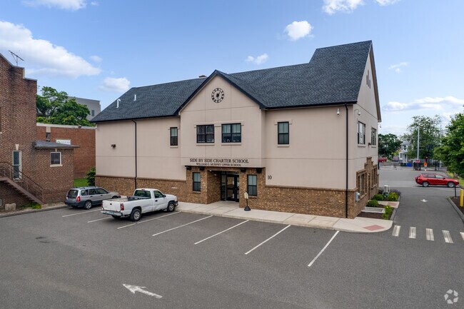 Side by Side Charter School serves families living in the neighborhood of South Norwalk.