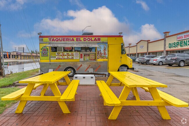 Taqueria El Dolar is a popular taco truck in the Mayridge neighborhood.