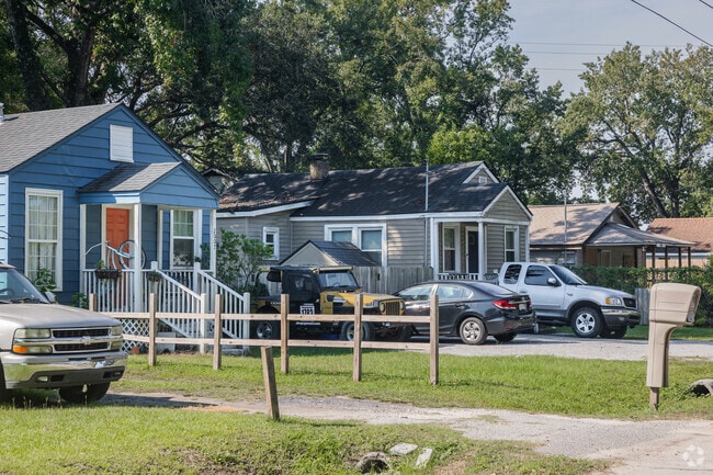 Find single-level home styles at Bennett in North Charleston.