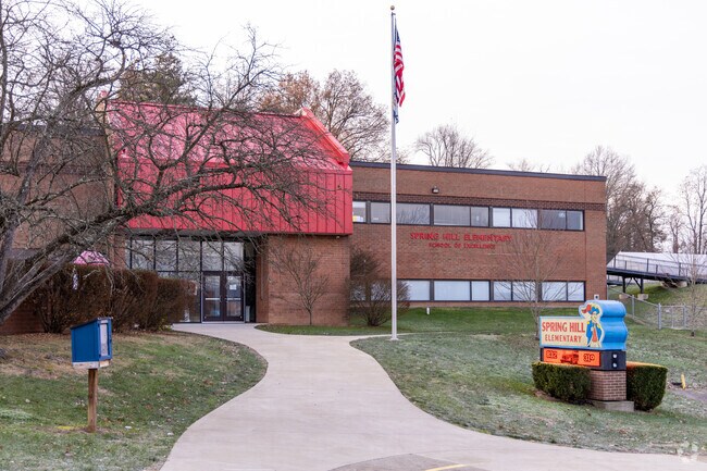 Spring Hill Elementary School teacher received a B grade from Niche.