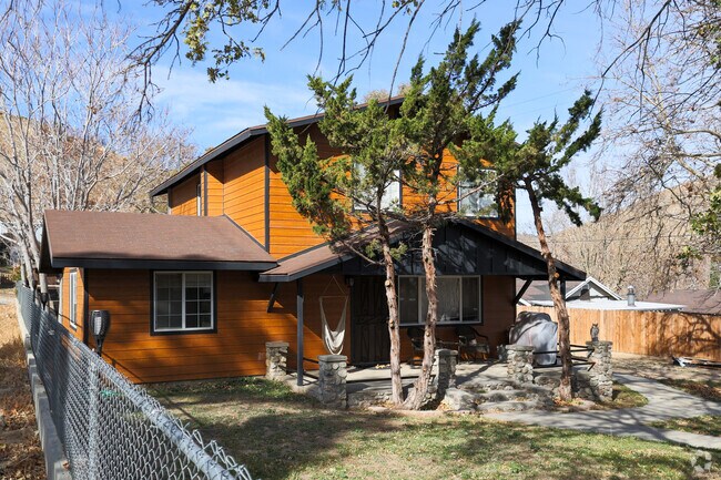 Conservative chalet-style home, blending simplicity and charm in Lebec.