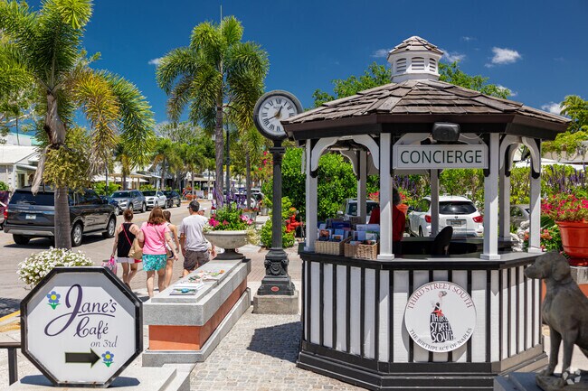 Aqualane Shores is just a quick walk to Old Naples, with plenty of shops and restaurants.