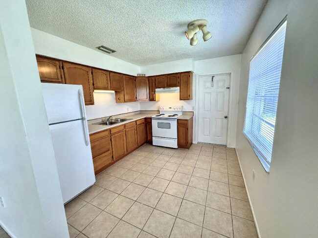 922-924 Hagle Park Rd unit 924, Bradenton, FL 34212 - photo 5