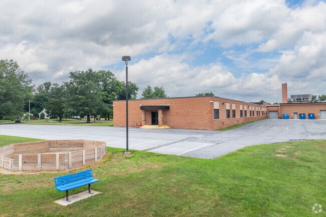The student to teacher ratio at Londonderry Elementary School is 9 to 1.