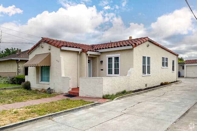 Minimal Traditional in Washington-Guadalupe Spread through the Historical Area.