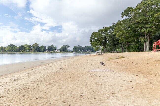 Warwick City Park / Buttonwoods Beach in the city of Warwick, Rhode Island has gorgeous sand.