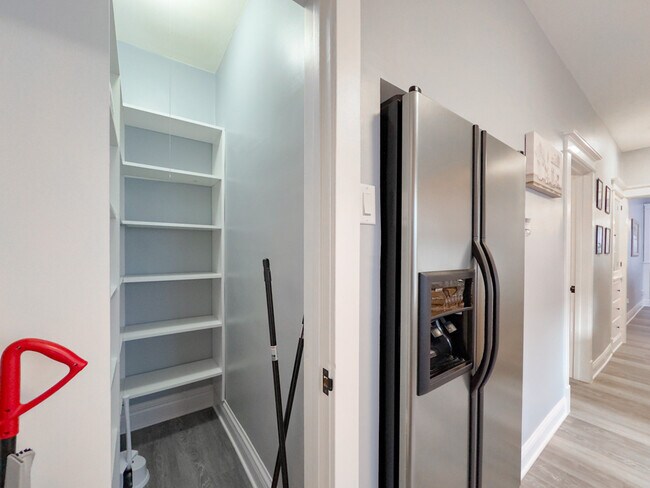 2039 W 23rd St unit 3r, Chicago, IL 60608 - photo 6