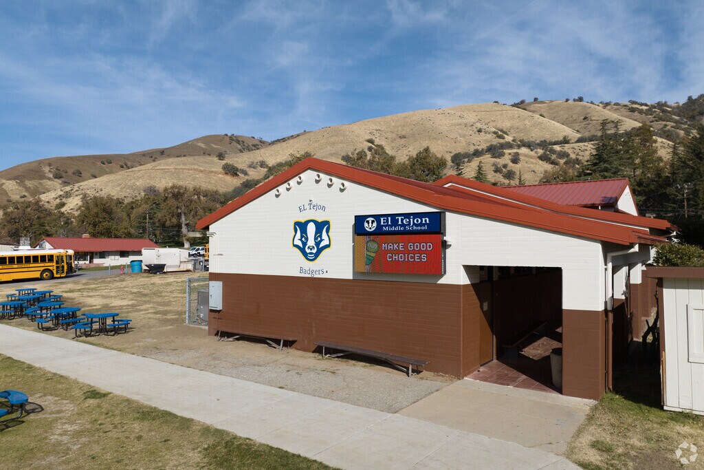 El Tejon Elementary School school building.