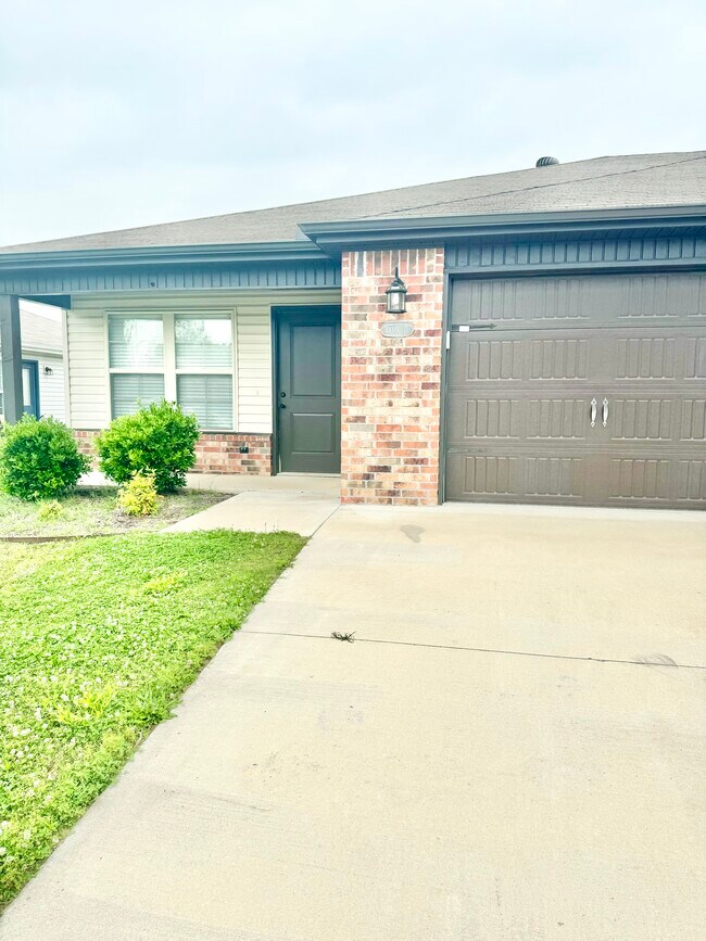 1002-1302 S Holly St, Siloam Springs, AR 72761