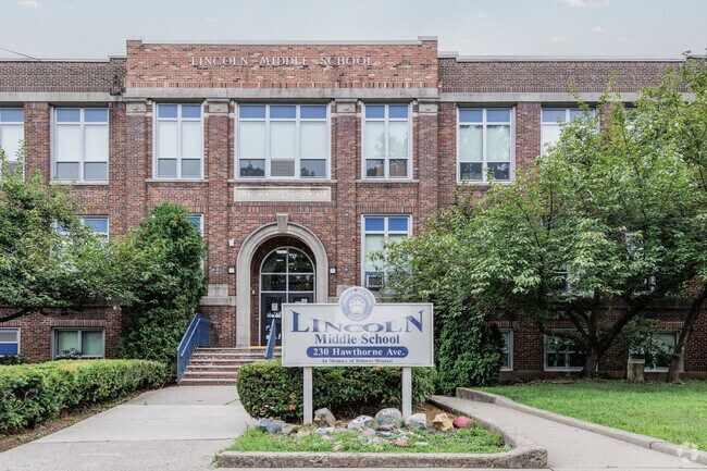 Lincoln Middle School has a student-teacher ratio of 10 to 1.